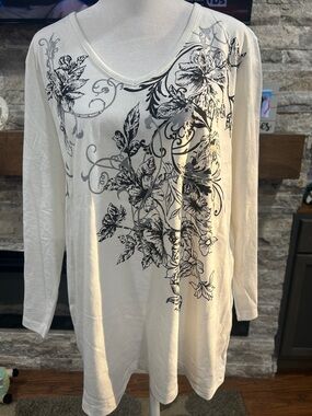 Alia Cream Long-Sleeve V-Neck Top with Black Floral Print new size large